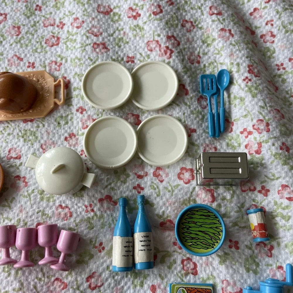1984 Barbie Dream Kitchen 9119 Dishes Food Serving Flatware Goblets Pots Dishes